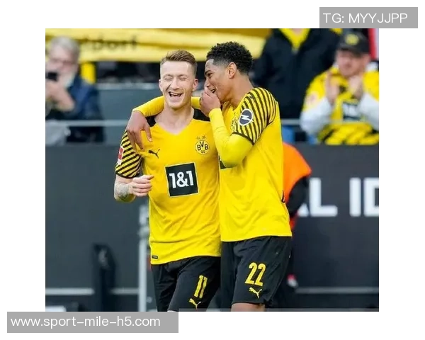 多特高层与球员赛后安慰小贝林厄姆因解围失误致拜仁进球 多特高层与球员赛后安慰小贝林厄姆因解围失误致拜仁进球