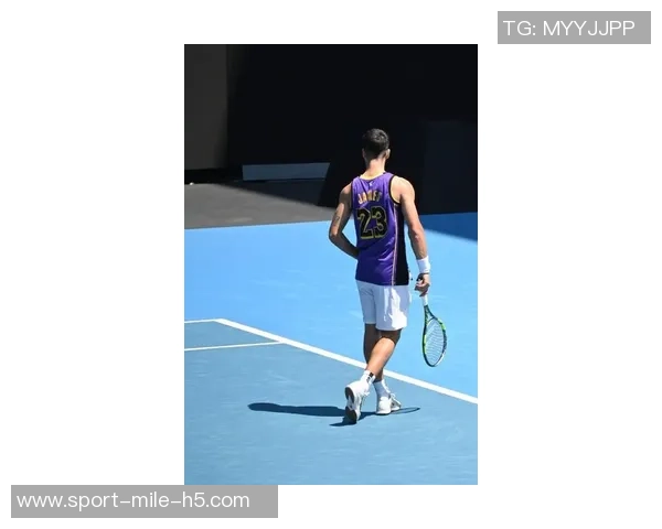 阿尔卡拉斯身穿詹姆斯23号紫金战袍在澳网训练致敬传奇运动员